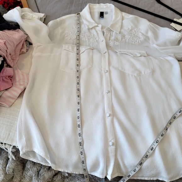 Josette with Rose Embroidery Blouse from Kut from the Kloth size M - Picture 11 of 17